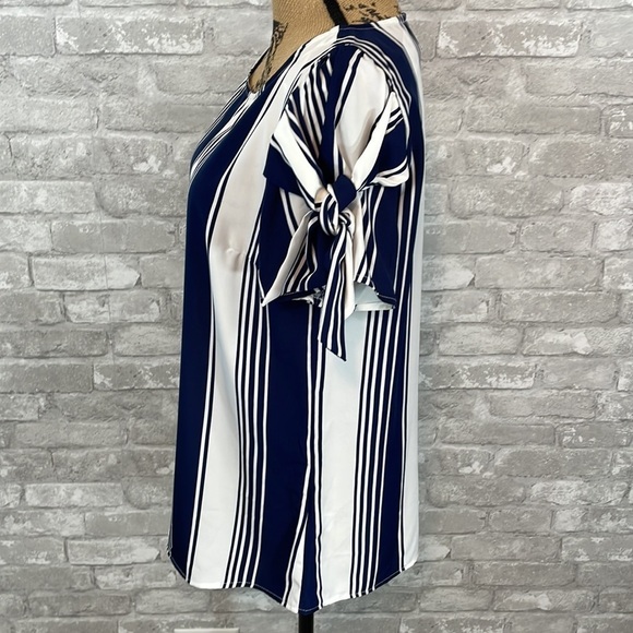 Roz & Ali Stripe Tie on Sleeve Top - Picture 3 of 6